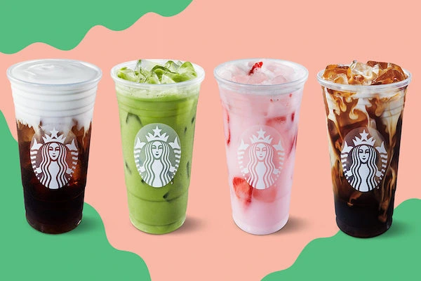 مشروب Iced Dubai Chocolate Matcha من منيو ستاربكس 2026 مع كريمة فستق على الوجه