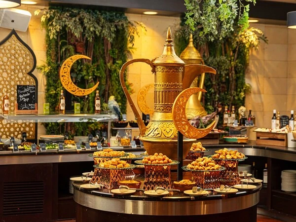 بوفيه إفطار رمضان 2026 في السعودية مع تشكيلة أطباق عربية وغربية فاخرة