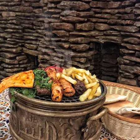 جلسات التراس في مطعم الشرفة مع منظر مباشر على الحرم المكي.