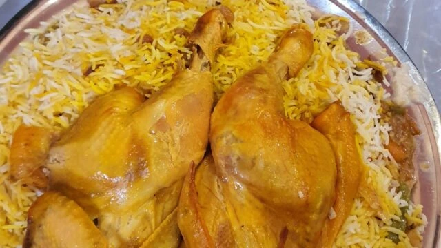 أطباق كبسة دجاج وحنيذ لحم في مطعم ولائم عسير أبها