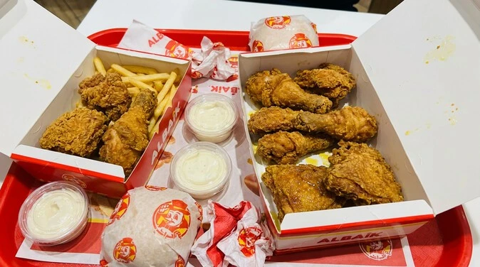 Popular Albaik chicken meals available in regular and spicy options with current Makkah prices.