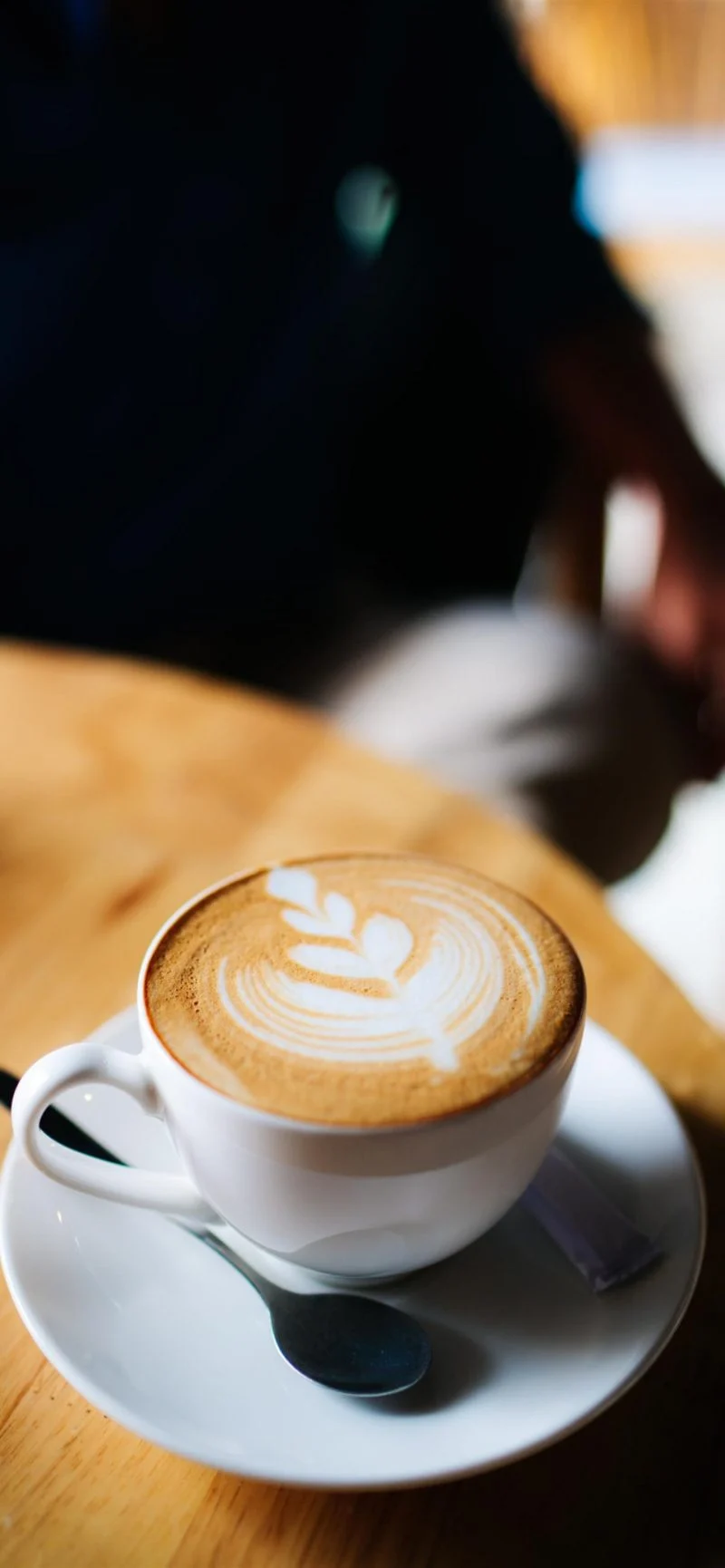 فنجان قهوة مختصة بفن اللاتيه