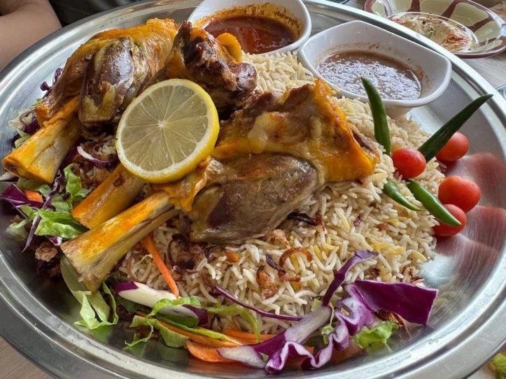 مندي لحم على صينية أرز