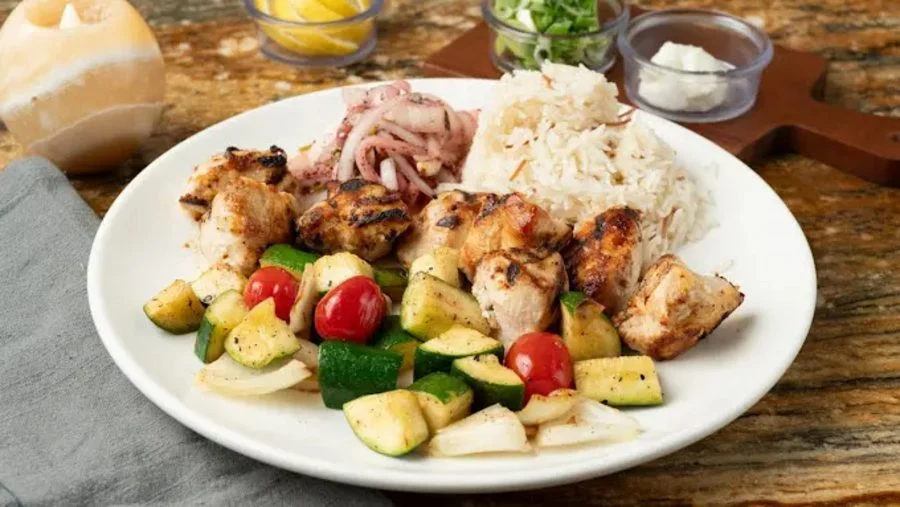 طبق دجاج مشوي مع الأرز والخضار